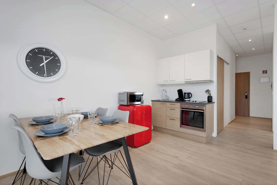 Dining table & kitchenette