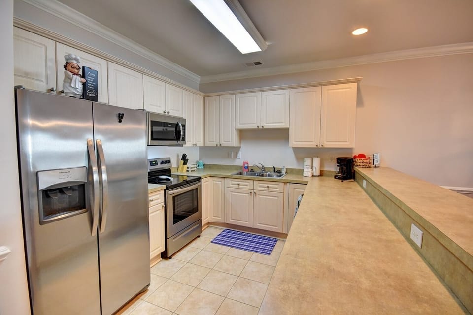 Condo, 3 Bedrooms | Private kitchen | Fridge, oven, coffee/tea maker, toaster