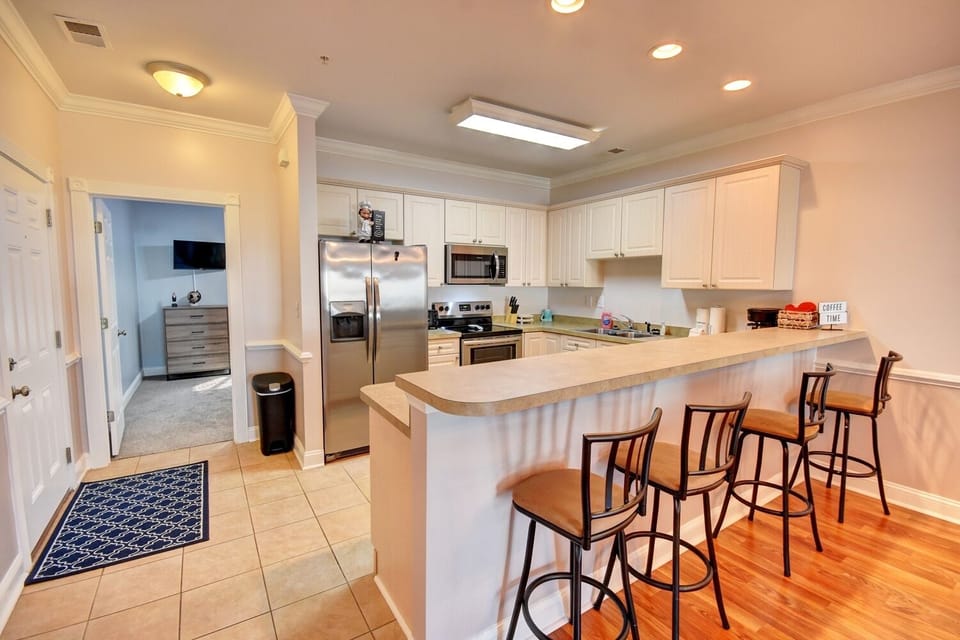 Condo, 3 Bedrooms | Private kitchen | Fridge, oven, coffee/tea maker, toaster