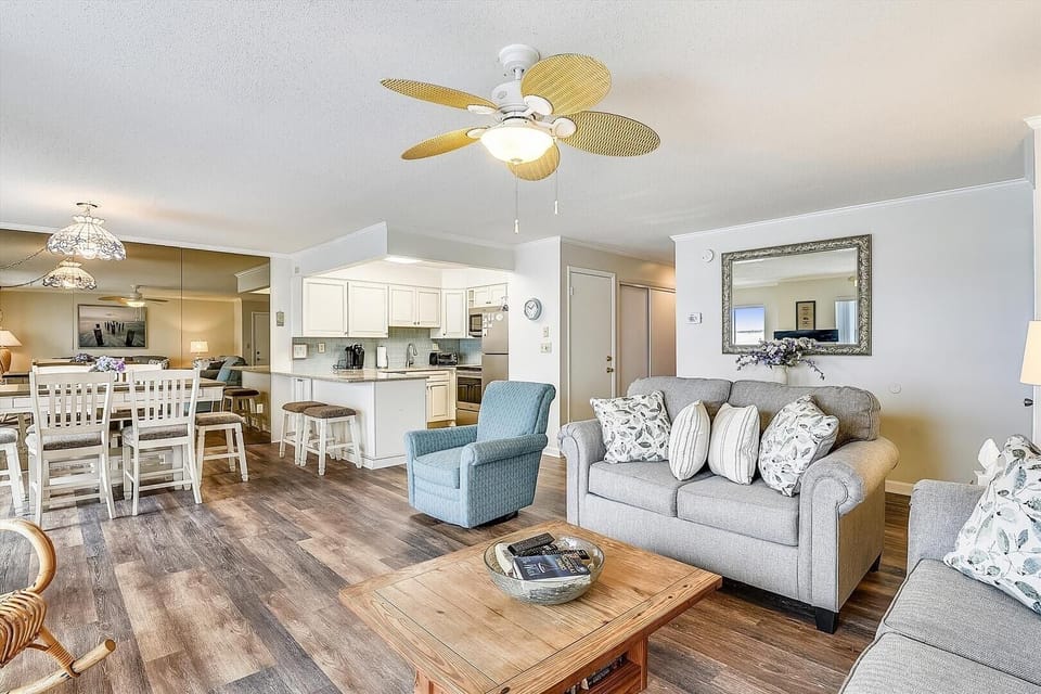 Condo, 2 Bedrooms | Living area