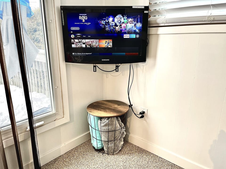 Smart TV Includes Netflix.