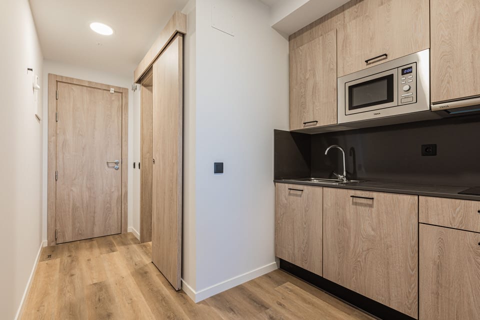 Basic Single Room | Private kitchen | Mini-fridge, microwave, stovetop, cookware/dishes/utensils