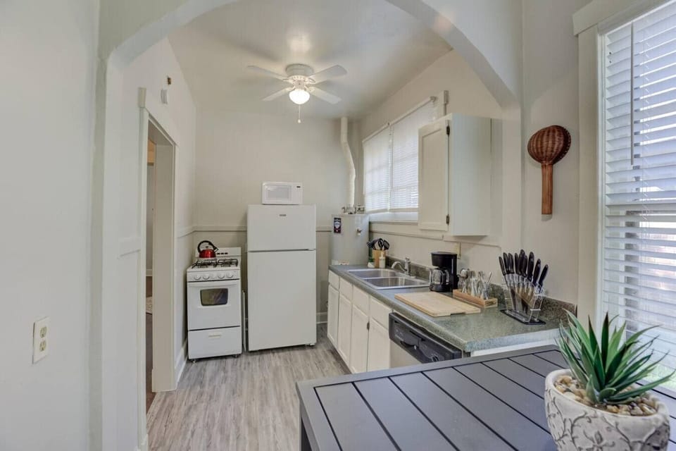 Full kitchen with all the tools to make cooking a breeze.