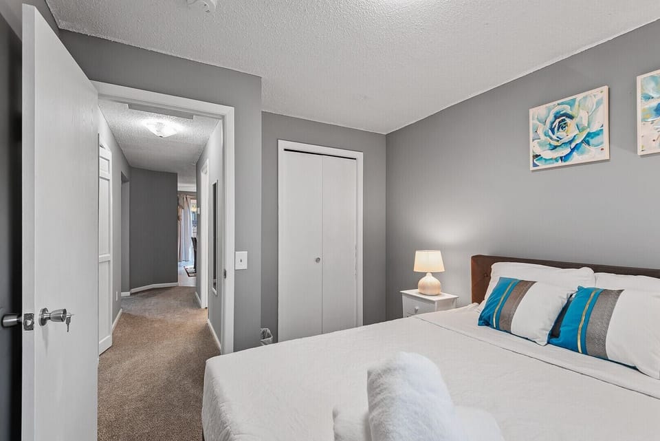 Bedroom 1- Queen Bed
