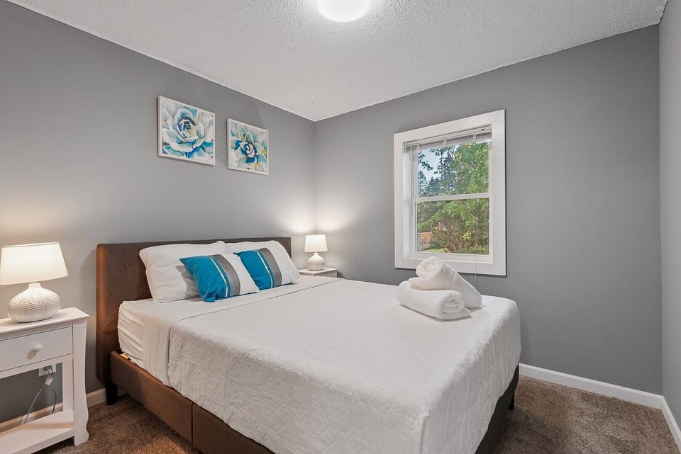 Bedroom 1- Queen Bed