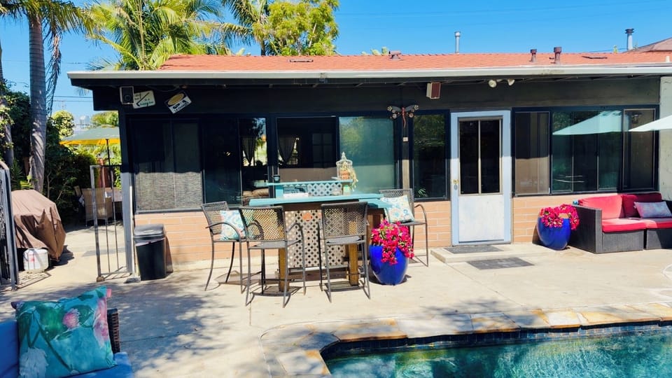 Backyard bar area + bbq grill included