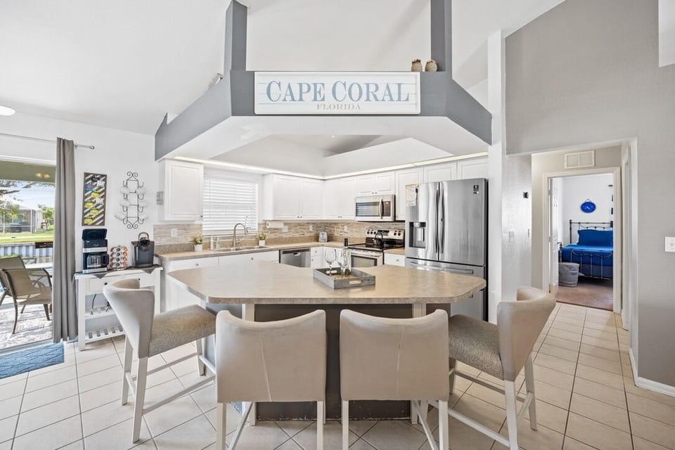 Kitchen Island (seats 4)