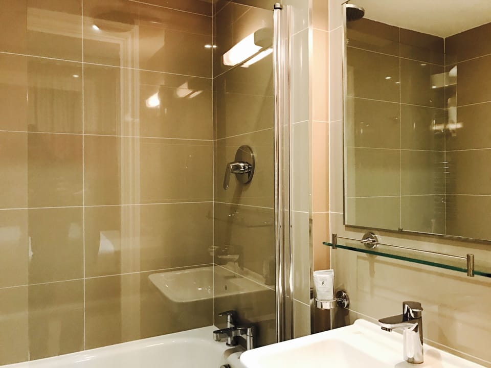 Deluxe Double Room | Bathroom | Free toiletries, hair dryer, towels