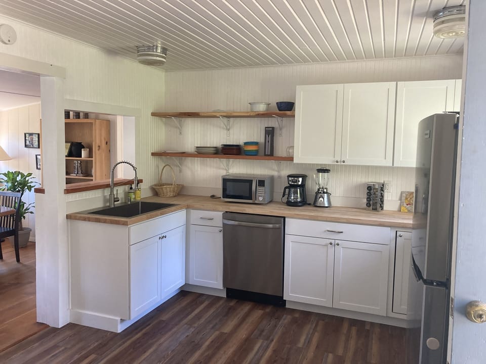 Newly renovated kitchen, fully equipped