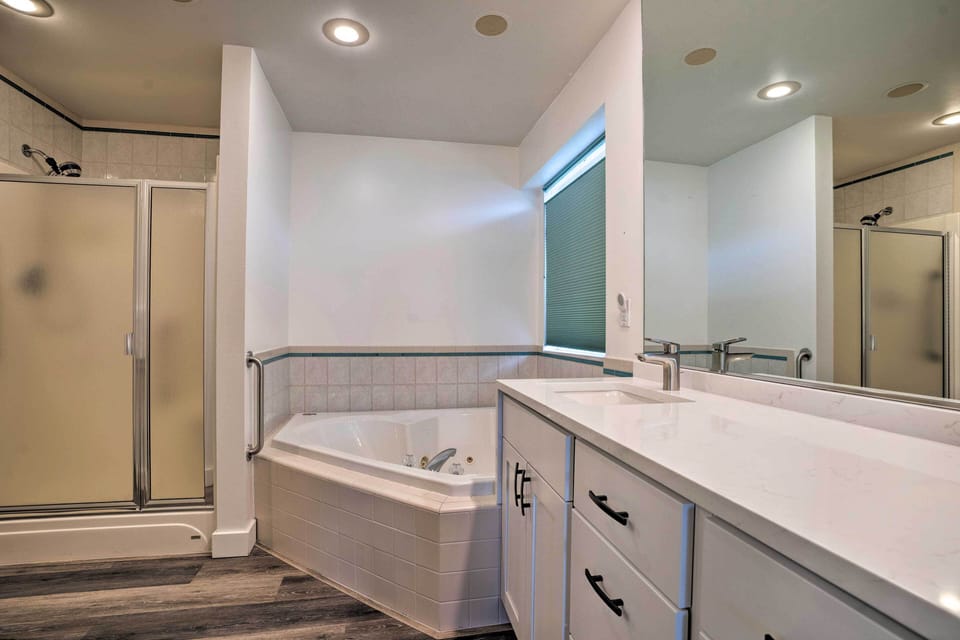 Full En-Suite Bathroom | Walk-In Shower | Jetted Tub