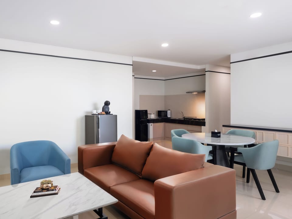 Suite | Living area | 42-inch LED TV with cable channels, TV