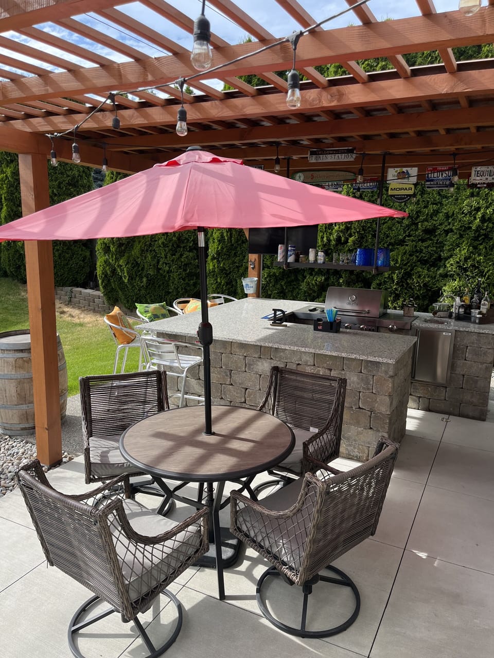 Outdoor Kitchen / Grill / mini Fridge