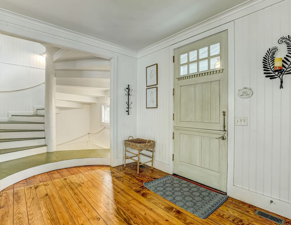 Foyer area with stairwell access.