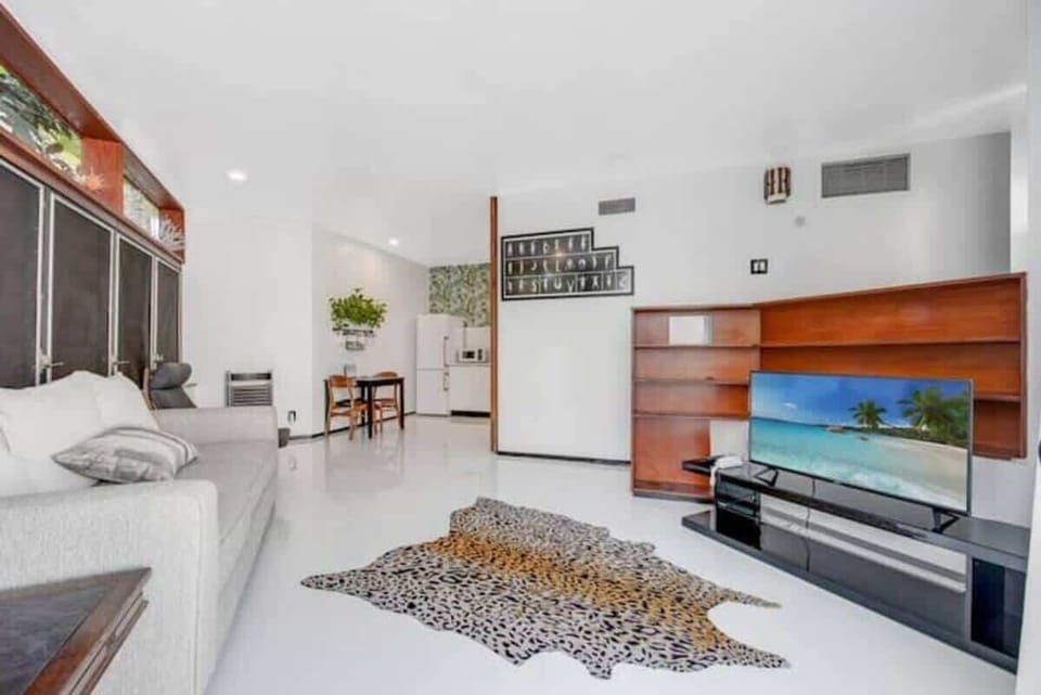 Living room area equipped with Smart TV and Wifi. 