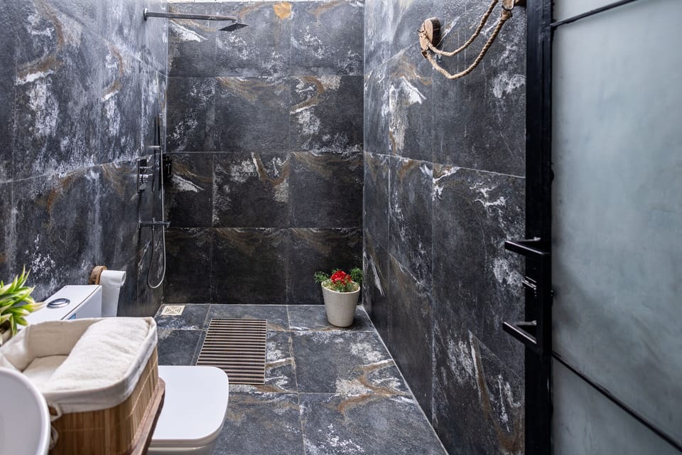 Premium cottage | Bathroom | Shower, free toiletries, slippers, towels