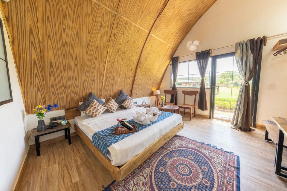 Deluxe Cottage | Premium bedding, desk, laptop workspace, WiFi (free)