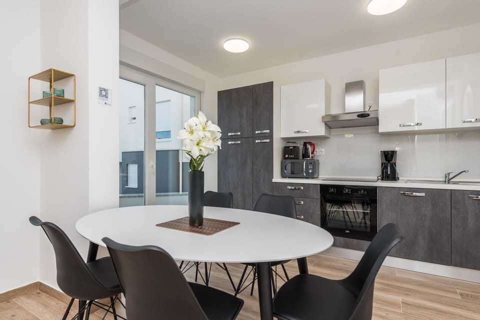 Deluxe Apartment, 2 Bedrooms, Balcony, Pool View | Private kitchen | Fridge, microwave, oven, stovetop