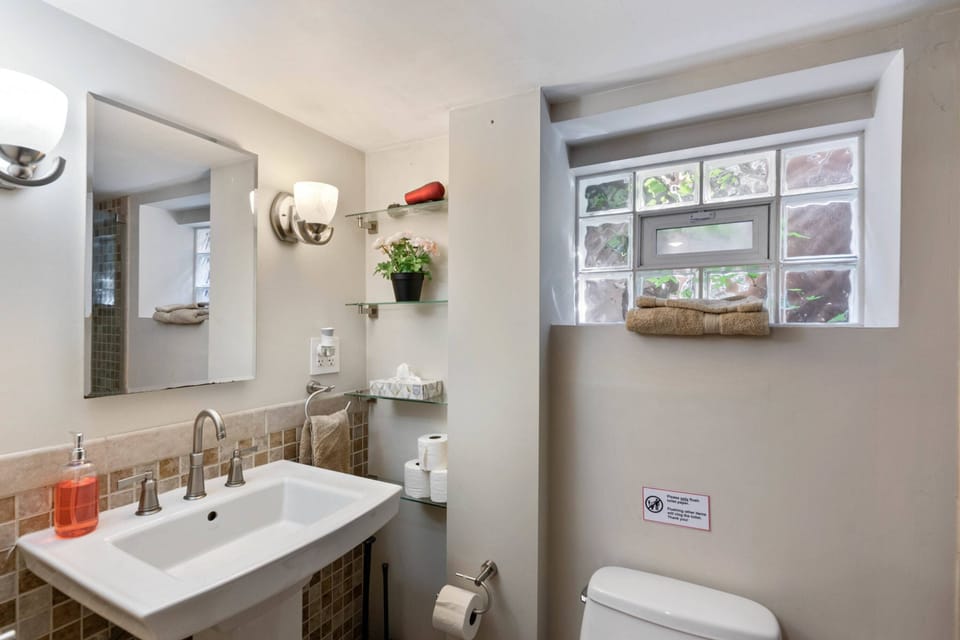 Beautiful 3br/3ba Colonial House by Cozysuites Villa in Alexandria