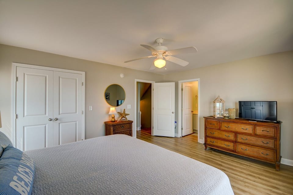 First Floor Oceanfront King Bedroom