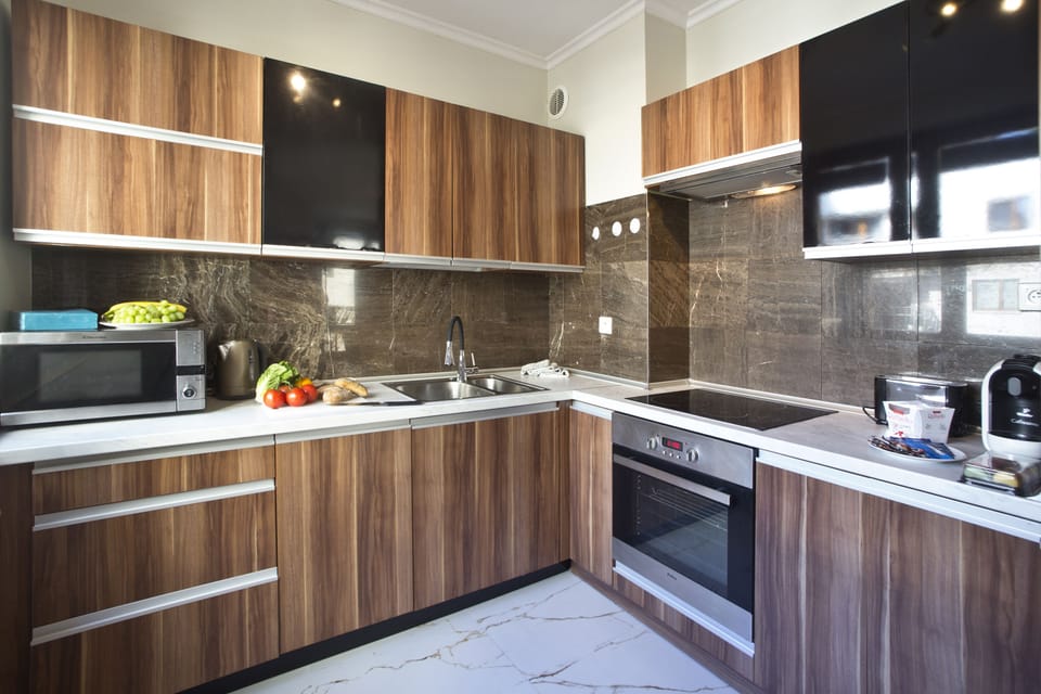 Deluxe Apartment | Private kitchen | Oven, stovetop, dishwasher, electric kettle