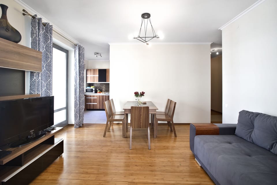 Deluxe Apartment | Living room | TV