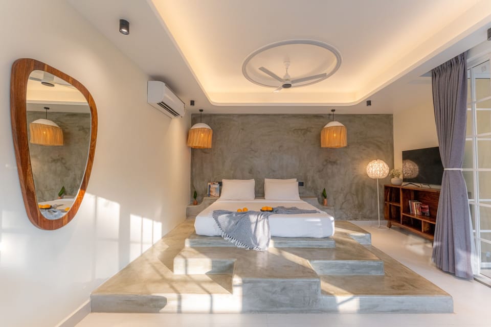 Presidential Suite | Premium bedding, iron/ironing board, free WiFi, bed sheets