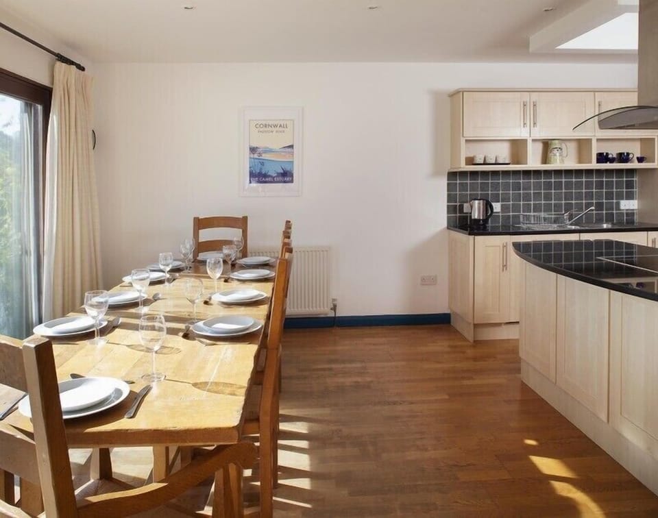 Cottage | Private kitchen | Dishwasher, cookware/dishes/utensils
