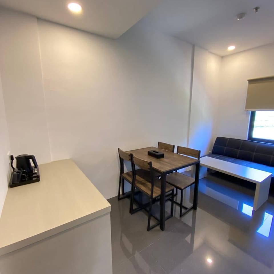 Deluxe Double Room | Living area | 42-inch LED TV with cable channels, TV