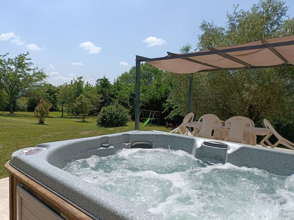 Outdoor spa tub