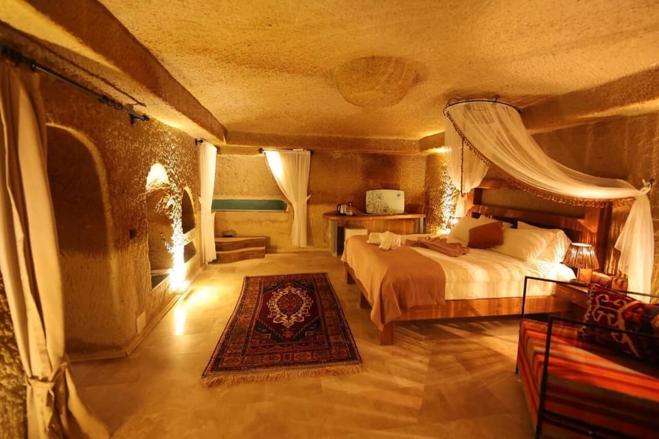 Grand Suite, 1 King Bed with Sofa bed, Jetted Tub | Bathroom | Free toiletries, hair dryer, slippers, towels