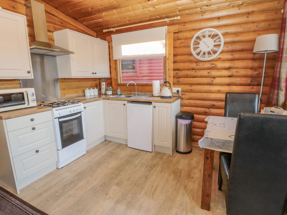 Cottage | Private kitchen | Fridge, microwave, electric kettle, toaster