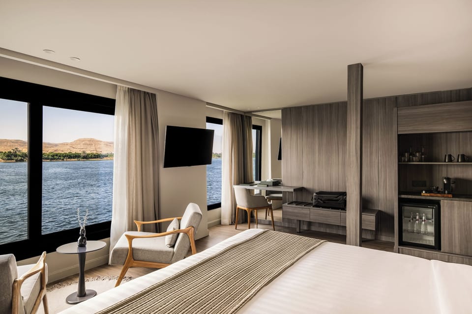Executive Suite, 1 King Bed | In-room safe, blackout drapes, soundproofing, bed sheets