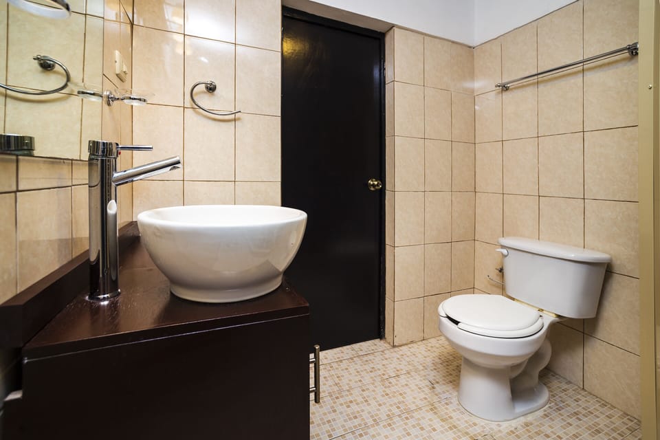 Presidential Studio Suite | Bathroom | Rainfall showerhead, towels, shampoo