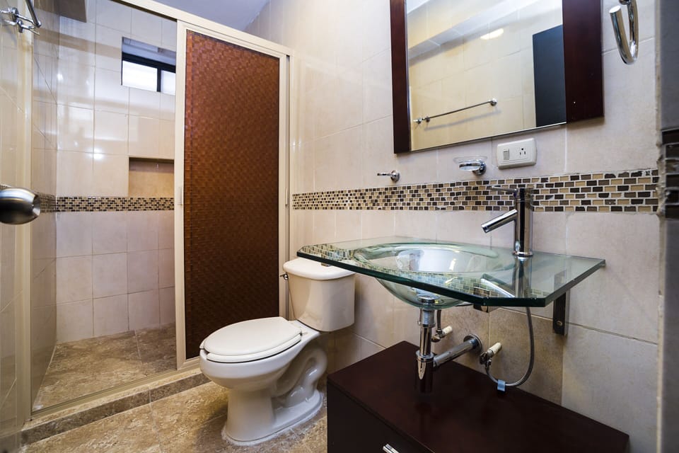 Comfort Room | Bathroom | Rainfall showerhead, towels, shampoo