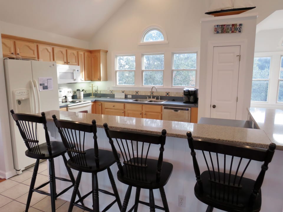 Bar - Bright and open Kitchen and Breakfast bar.