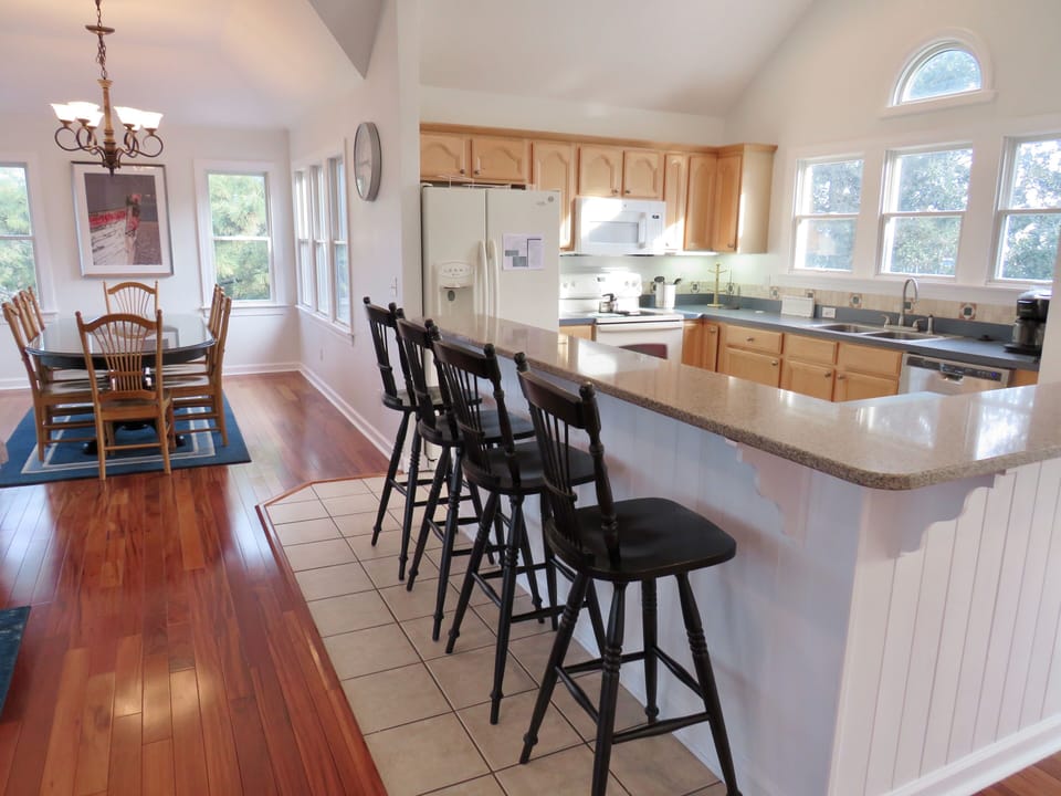 Kitchen Bar - Bright and open Kitchen and Breakfast bar.