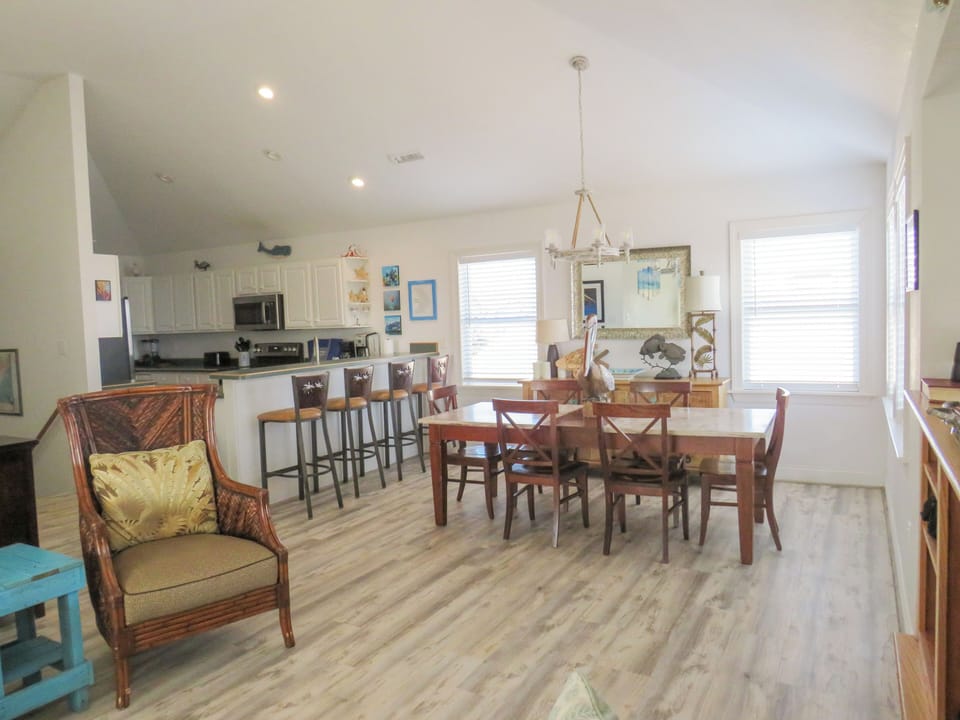 Dining area - Open concept living and dining make for a great space for entertaining.