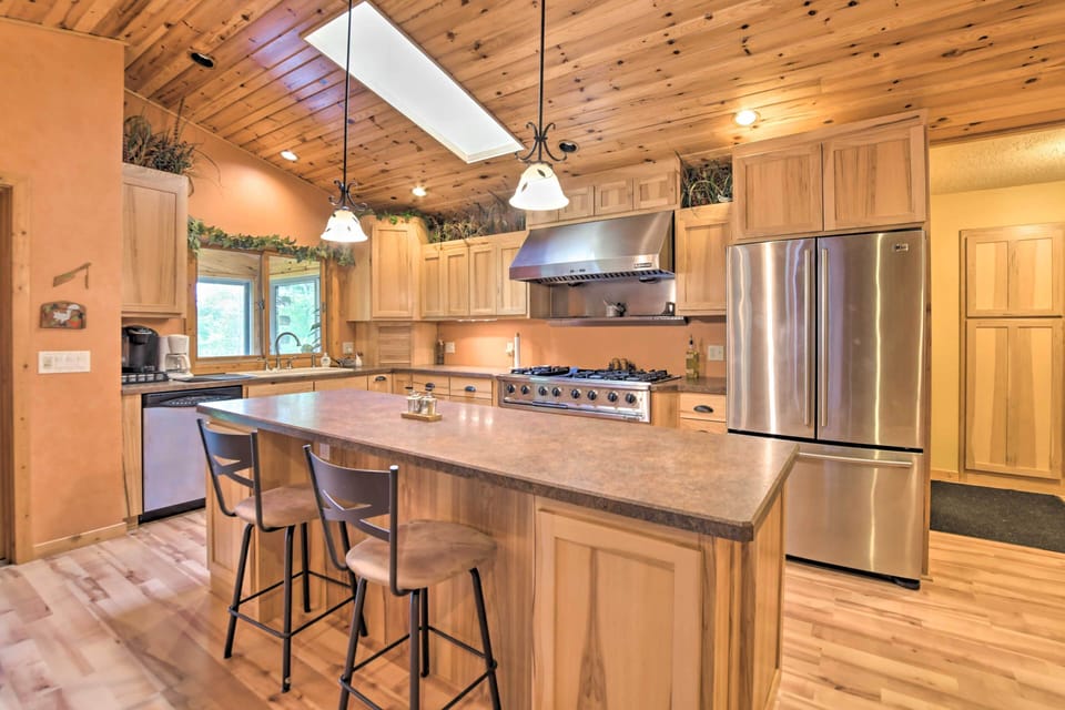 Kitchen | Breakfast Bar | Toaster | Waffle Maker | Pizza Maker