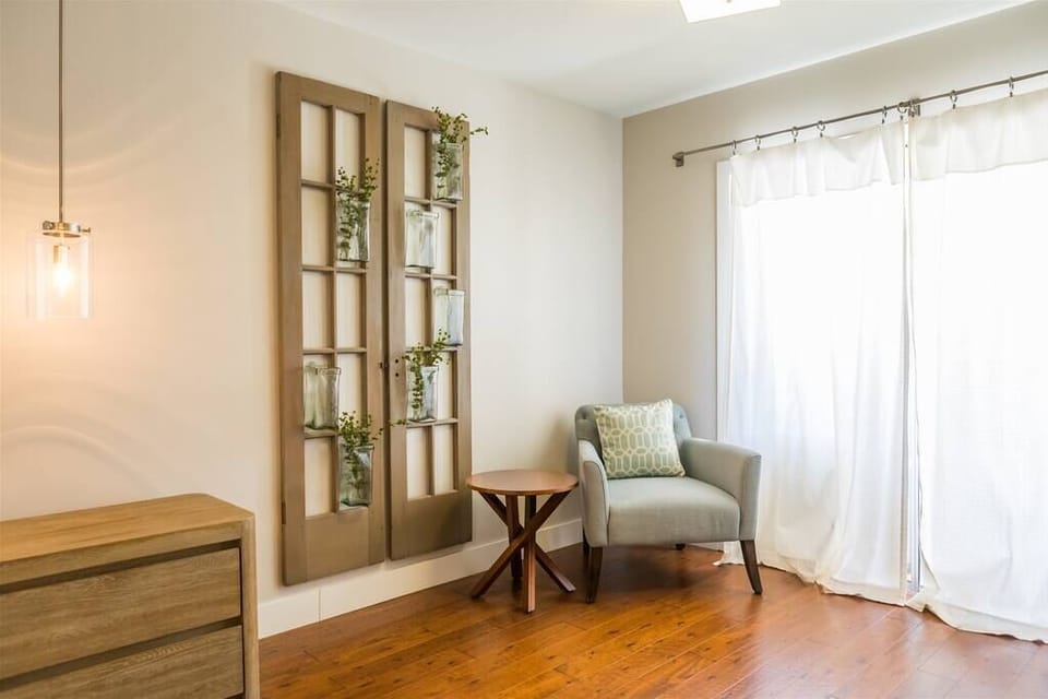 Master bedroom suite w/ king size bed and private backyard access