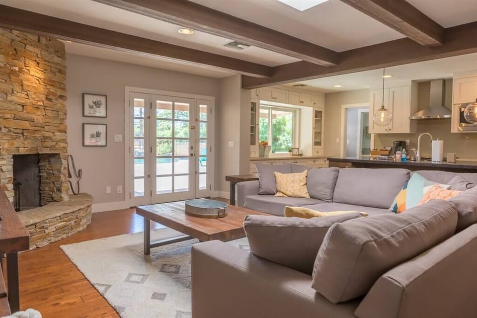 Beautiful family room w/ 60 HDTV