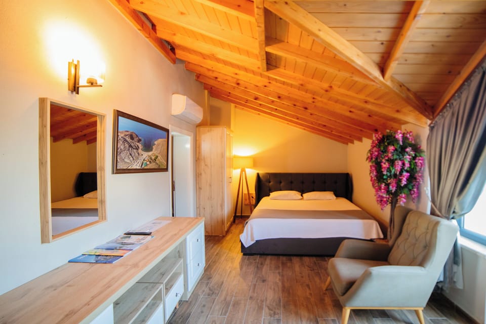 Suite | Hypo-allergenic bedding, minibar, in-room safe, soundproofing