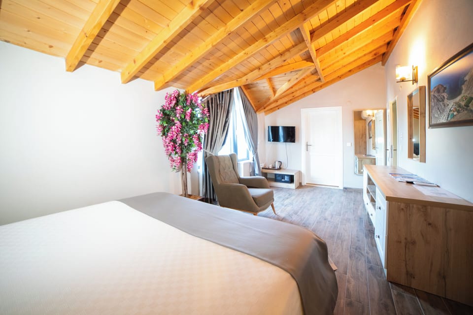 Suite | Hypo-allergenic bedding, minibar, in-room safe, soundproofing
