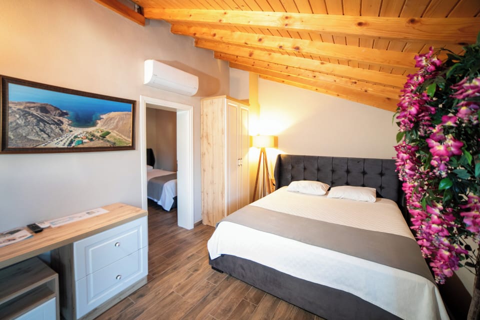 Suite | Hypo-allergenic bedding, minibar, in-room safe, soundproofing