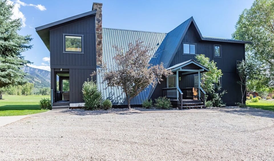 Cedar Creek Chalet sits on one acre and is on the Cedar Creek golf course with beautiful views of the mountains and Cedar Creek Canyon.