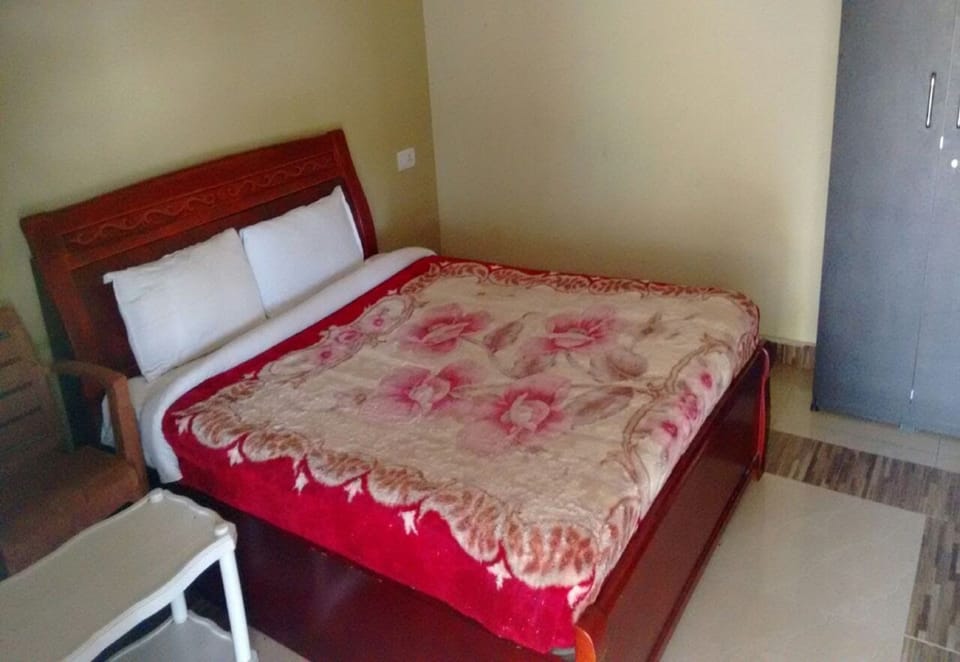 White House | Free WiFi, bed sheets