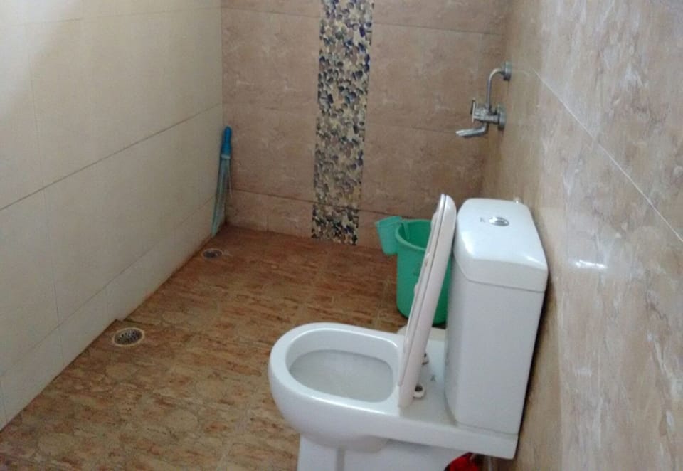 White House | Bathroom | Shower, towels