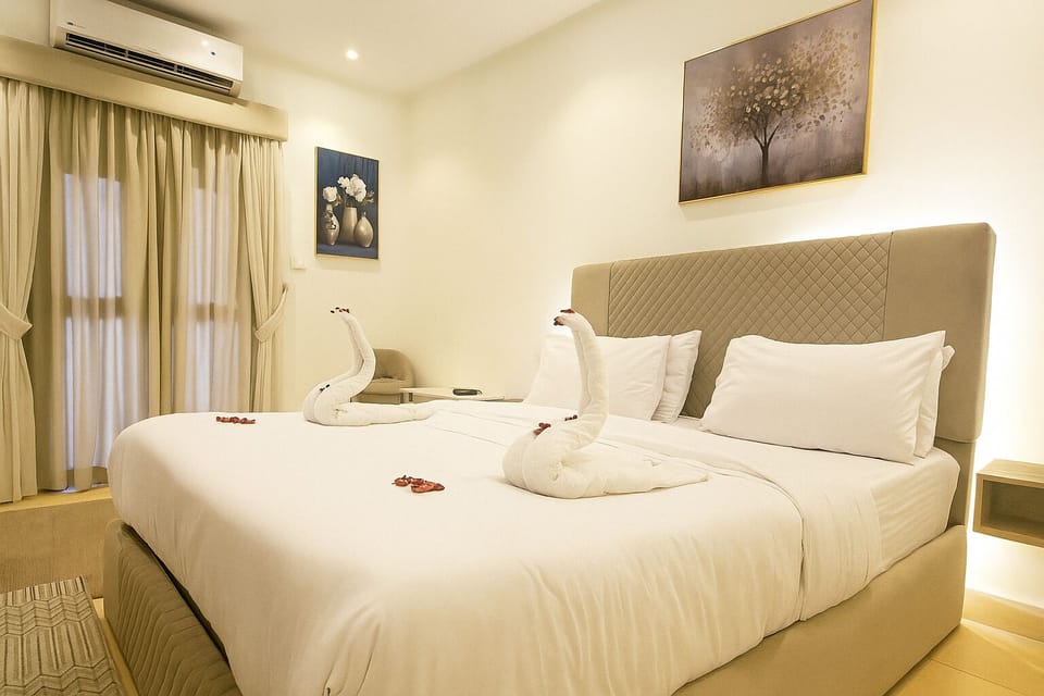 Romantic Suite, 2 Bedrooms, Non Smoking, Mountain View | Egyptian cotton sheets, premium bedding, pillowtop beds, free minibar