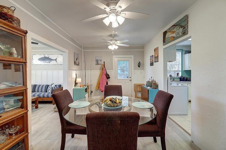 Dinning room. Seats 4. 