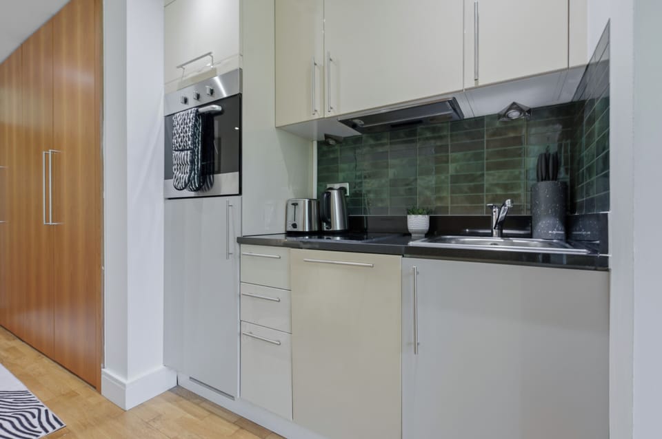 Exclusive Studio, 1 Double Bed, Non Smoking, Kitchenette | Private kitchenette | Fridge, microwave, oven, stovetop