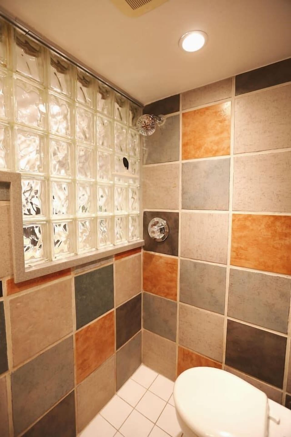 Please note that we have a wet bathroom! The toilet and floor can get wet- but you will need to protect the vanity with the shower curtain. shampoo, conditioner, and body wash provided.